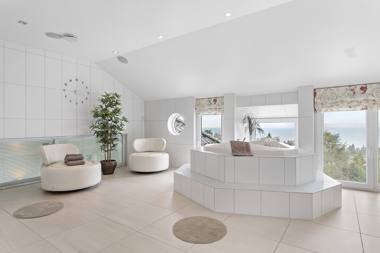 Spabadet er stort og lyst med badekar, dusj, lekker innredning og nydelig fjordutsikt. Galleribilde