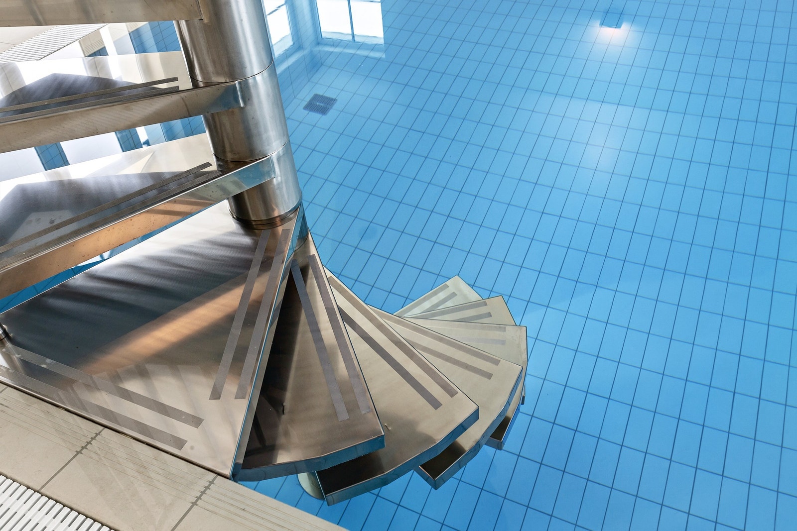 Fra badet i mastersuiten er det vindeltrapp direkte ned i bassenget, perfekt for et forfriskende bad før frokost. Galleribilde