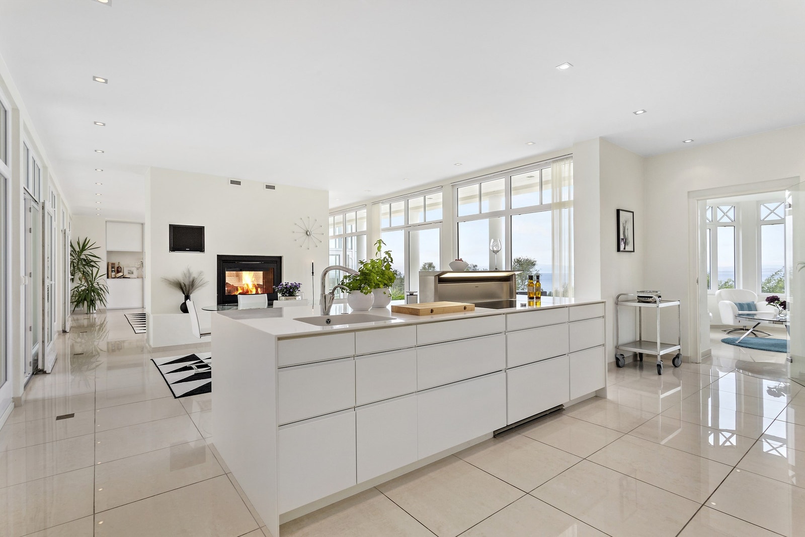 Kjøkkenet fremstår som skreddersydd, utstyrt med påkostede hvitevarer fra Gaggenau. Galleribilde