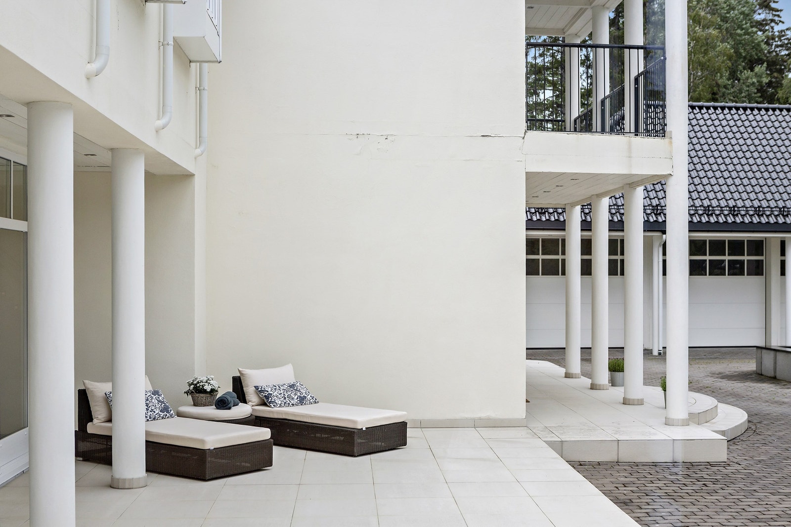 Soldekk utenfor bassengrommet de store terrassene legger til rette for å slappe av utendørs. Galleribilde