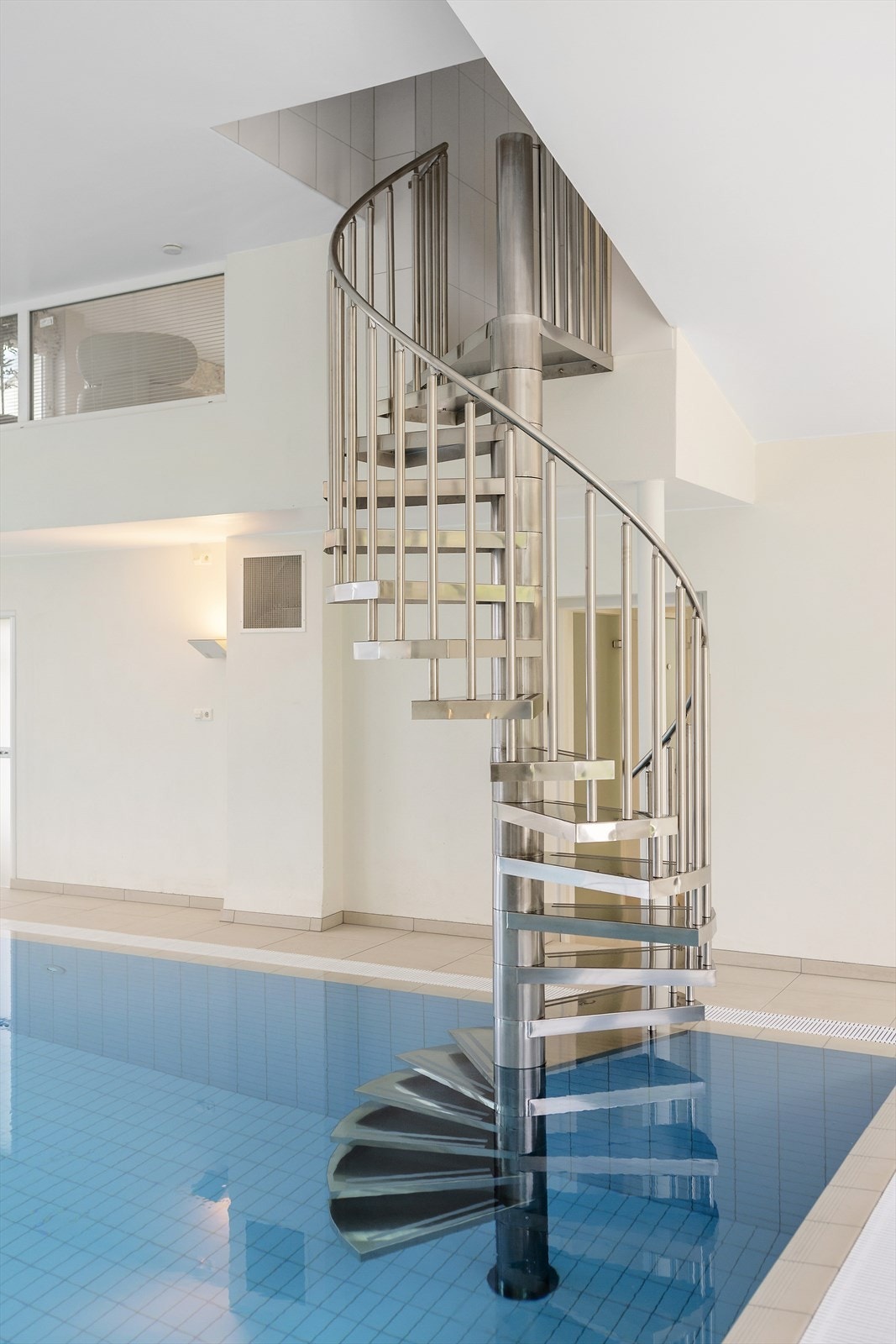 Fra badet i mastersuiten er det vindeltrapp direkte ned i bassenget, perfekt for et forfriskende bad før frokost. Galleribilde