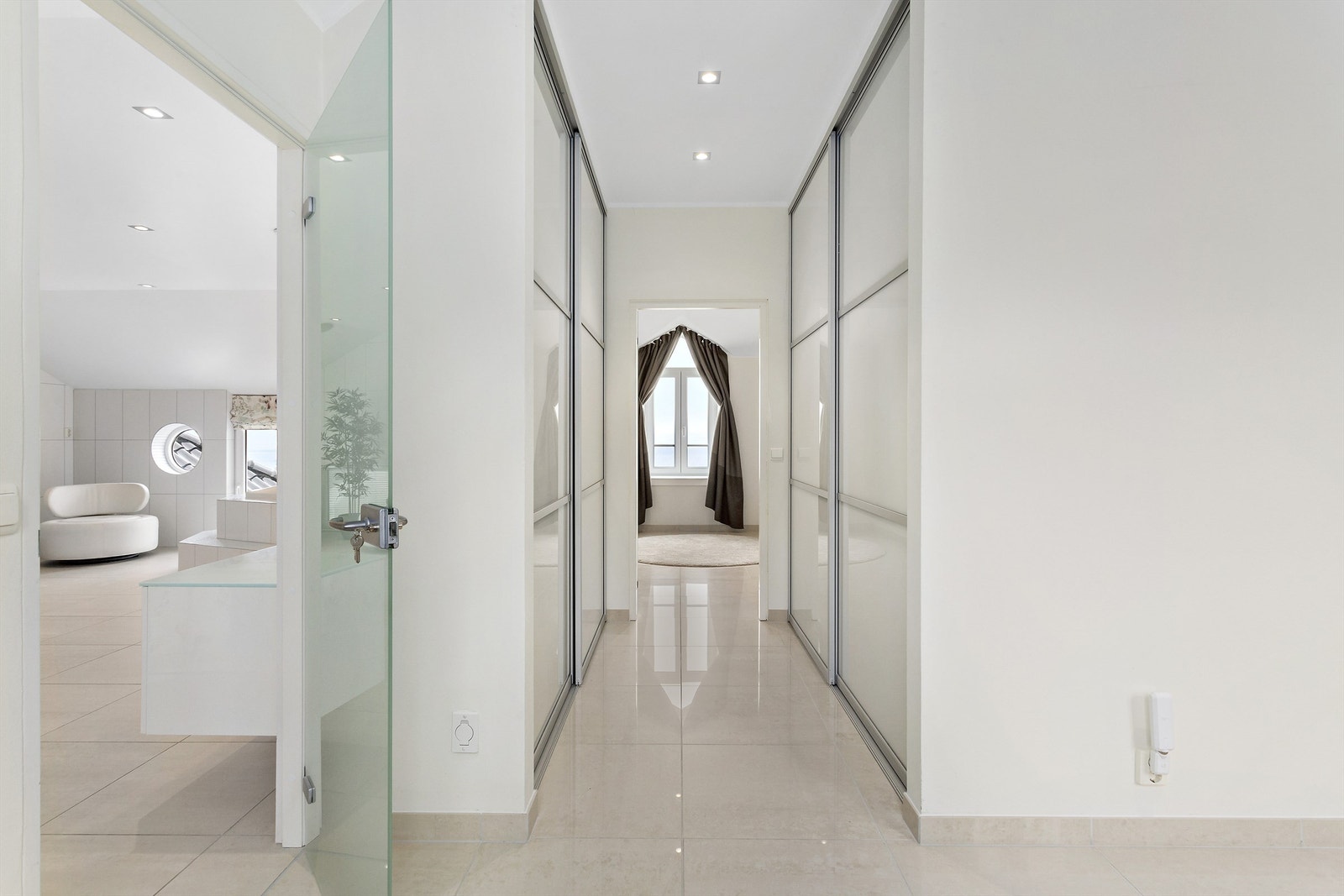 Villaen har en rekke plassbygde garderobeløsninger og garderoberom som gjør det enkelt å holde orden. Galleribilde