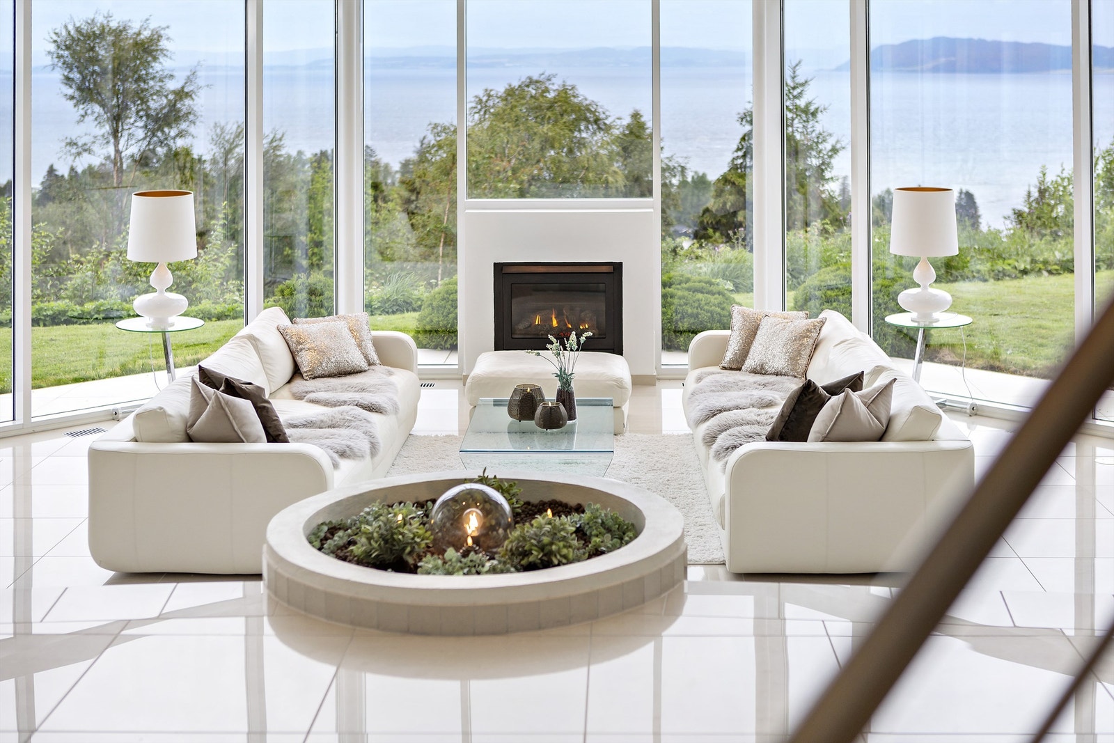 Stuen er delikat innredet og har en peis for ekstra hygge og lun stemning. Galleribilde