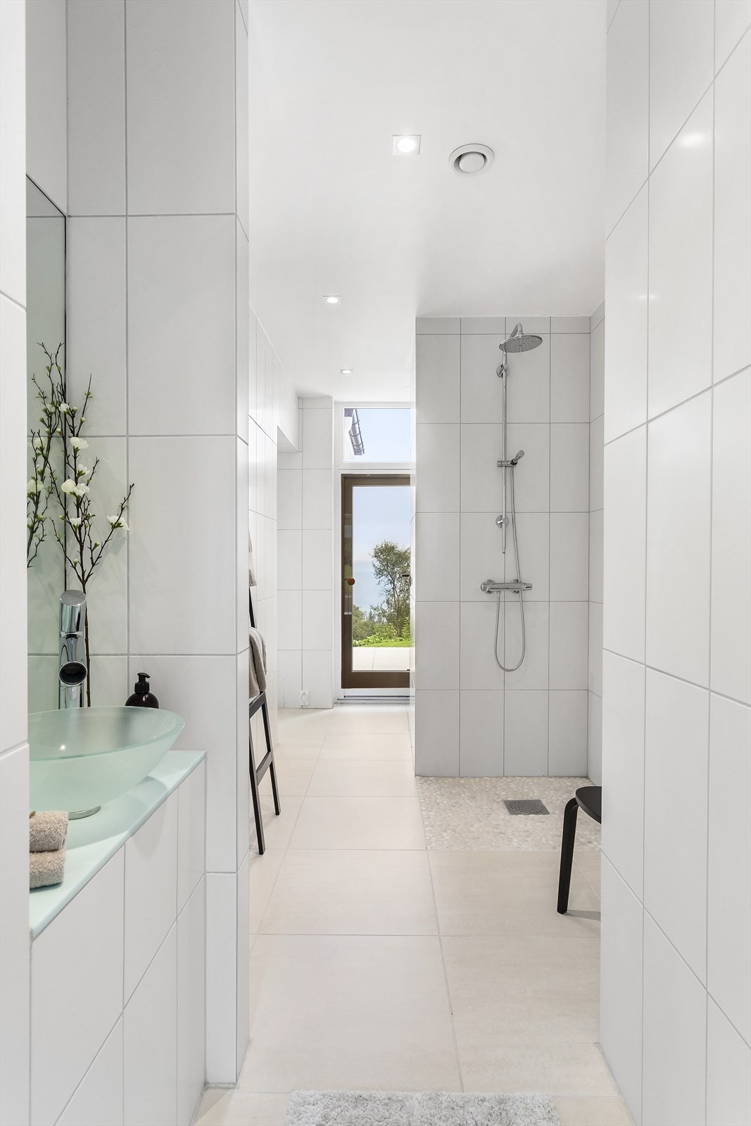 Garderobene er delikate med inngang til badstue og utgang til terrasse. Galleribilde