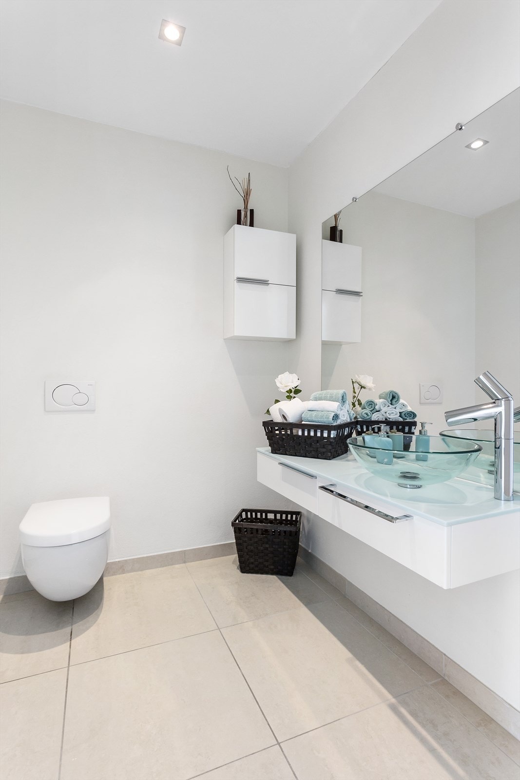 Villaen har to delikate bad, fire toalettrom, to garderober, et vaskerom og en badstue. Galleribilde