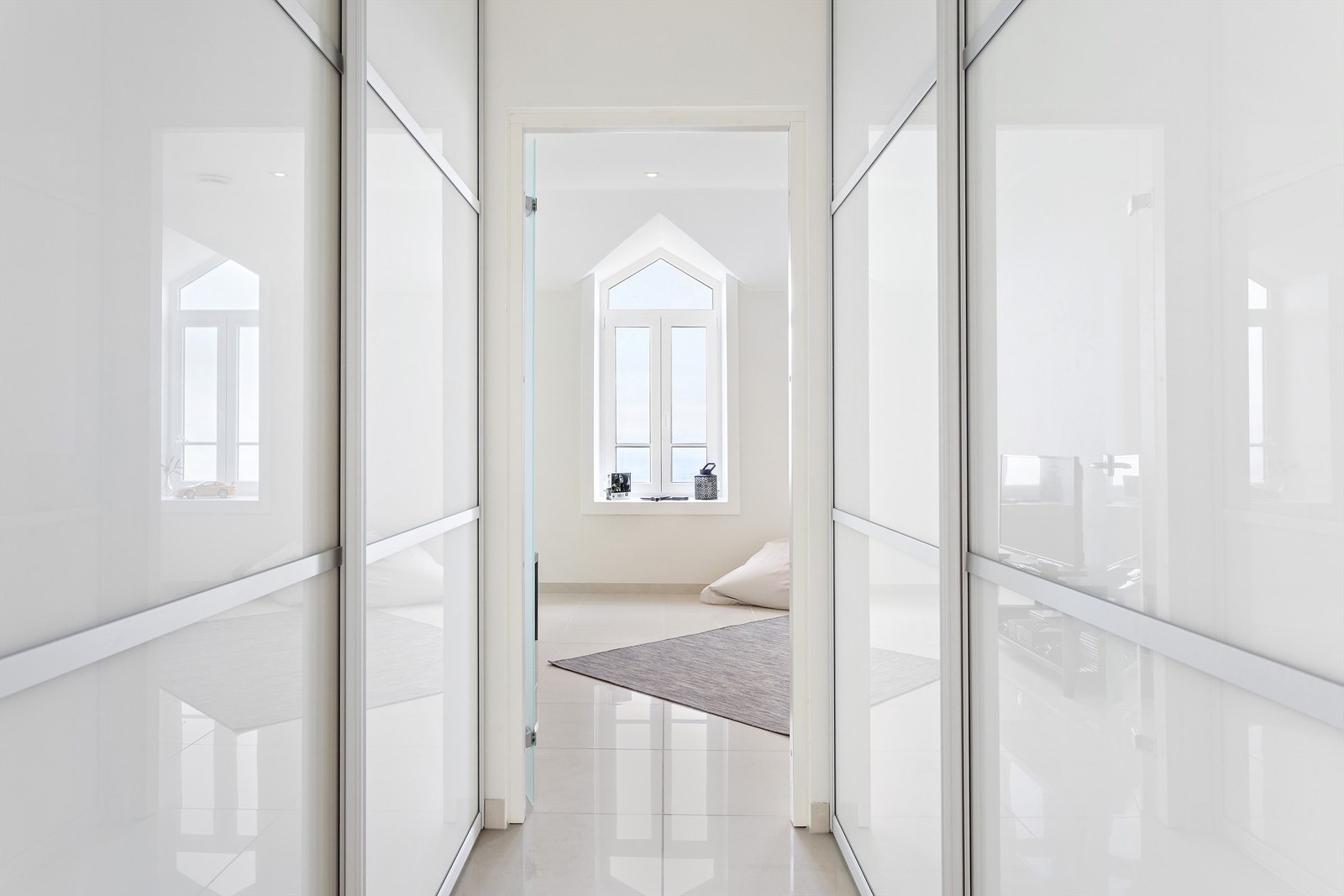 Villaen har en rekke plassbygde garderobeløsninger og garderoberom som gjør det enkelt å holde orden. Galleribilde