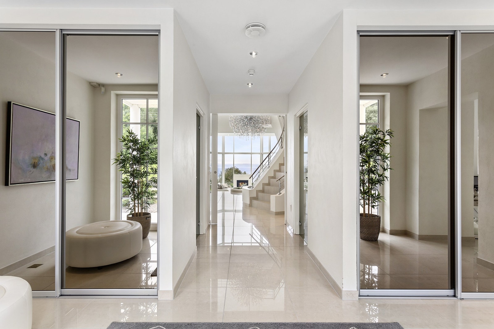 Velkommen inn! En smart hall med plassbygde skyvedørsgarderober leder videre mot hall og hovedstue. Galleribilde