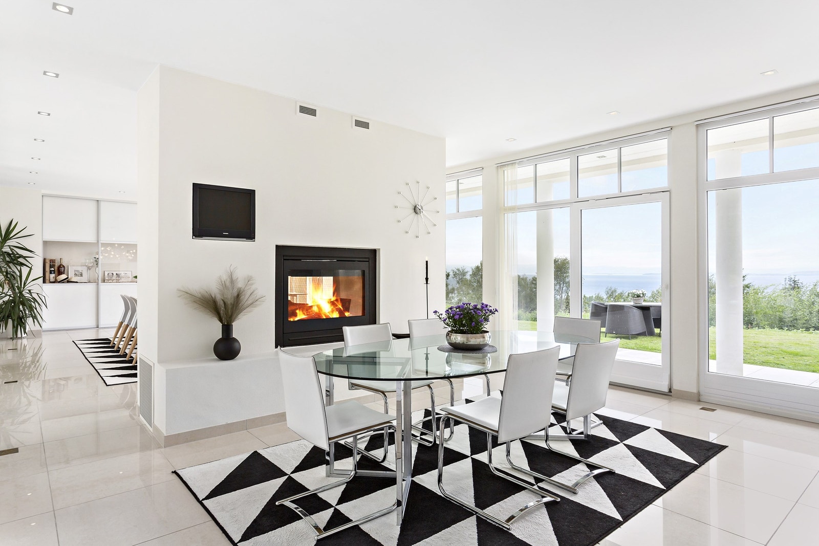 Her er det enkelt å invitere gjester til en bedre middag i spisestuen og dekke til frokost på kjøkkenet. Galleribilde