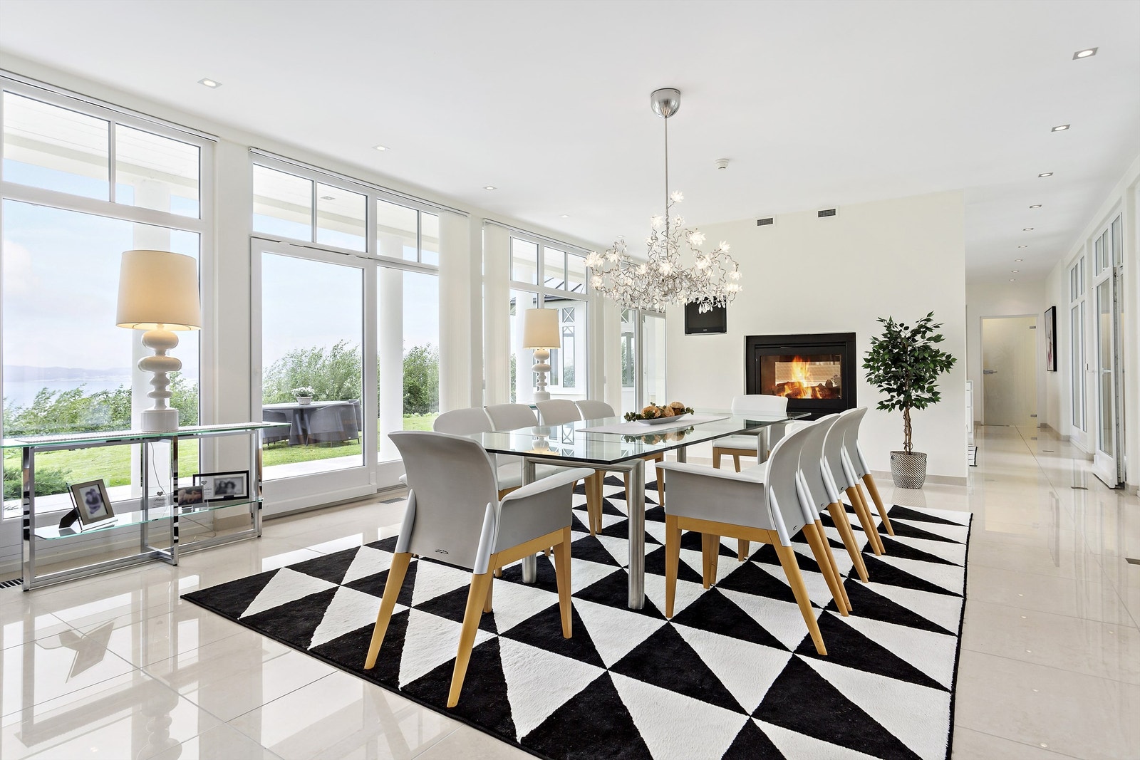 Spisestuen har gjennomgående ildsted i vegg mot kjøkkenet. Store vinduer på to sider understreker den lette atmosfæren. Galleribilde