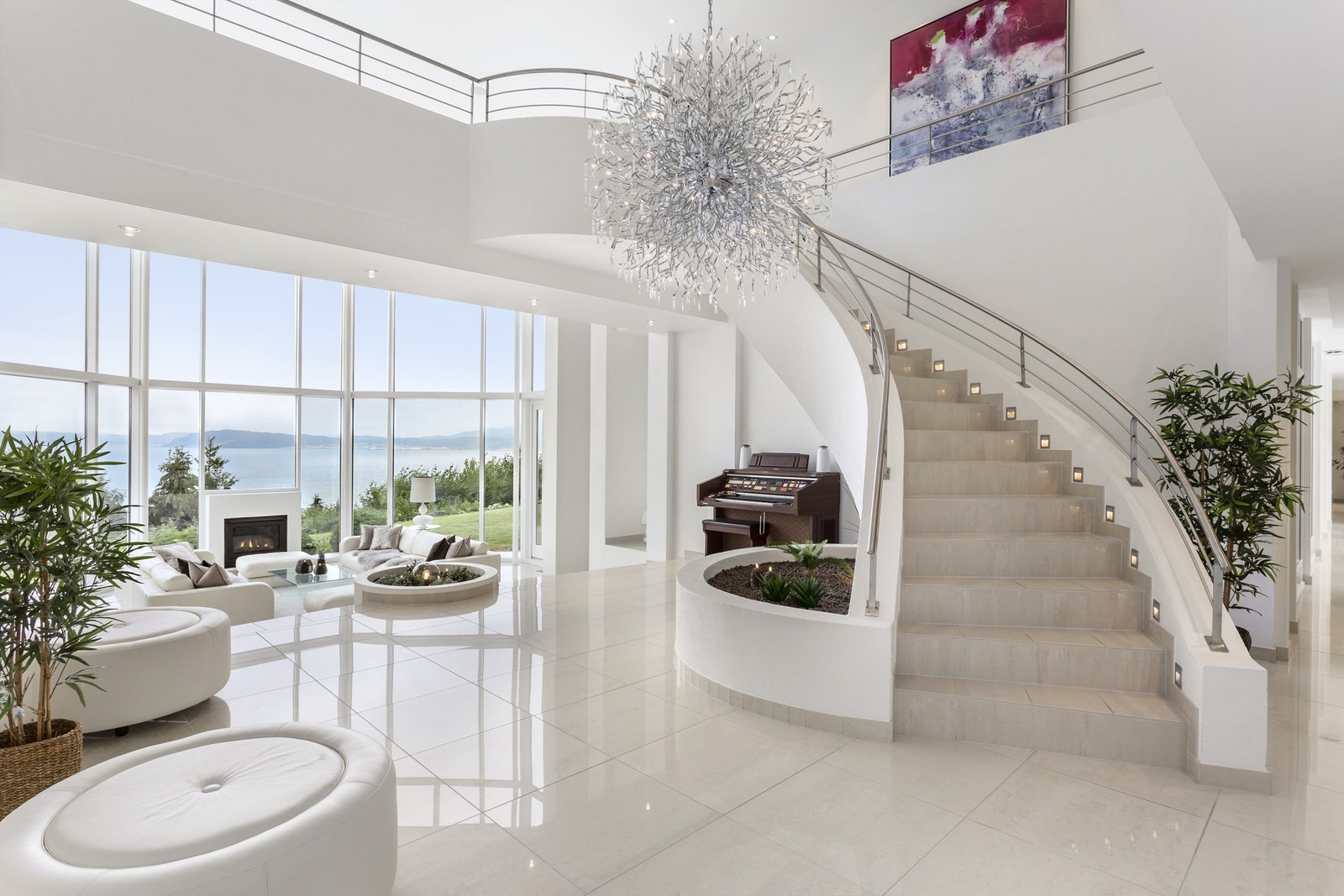 Rondell og halvmåne med opphøyde bed myker opp de ellers så stramme linjene og gir ekte hotellfølelse. Galleribilde