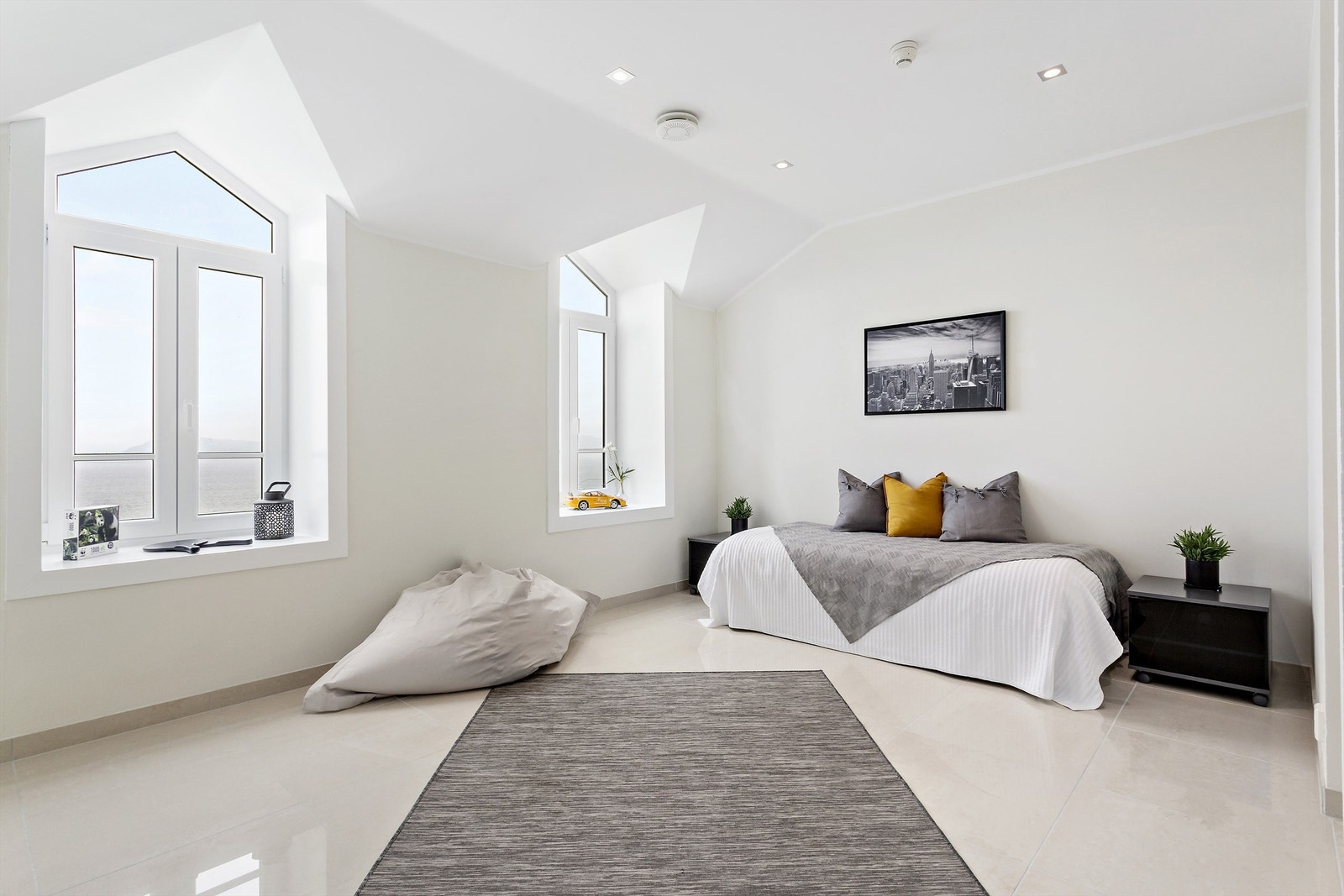 Store og gode soverom i gjestefløyen. Galleribilde