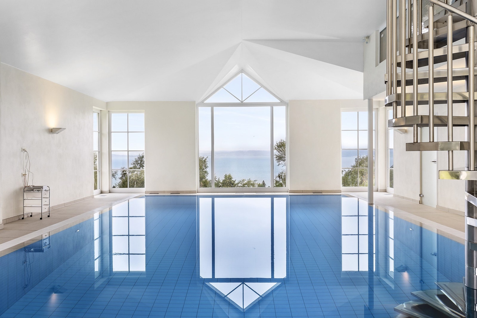 Prikken over i-en er et deilig bassengrom med stort svømmebasseng og nydelig utsikt. Galleribilde