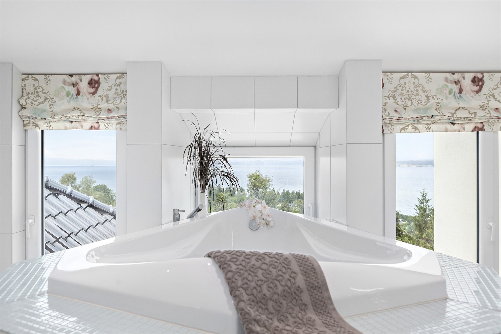 Her kan man fra badekaret nyte den nydelige utsikten. Galleribilde