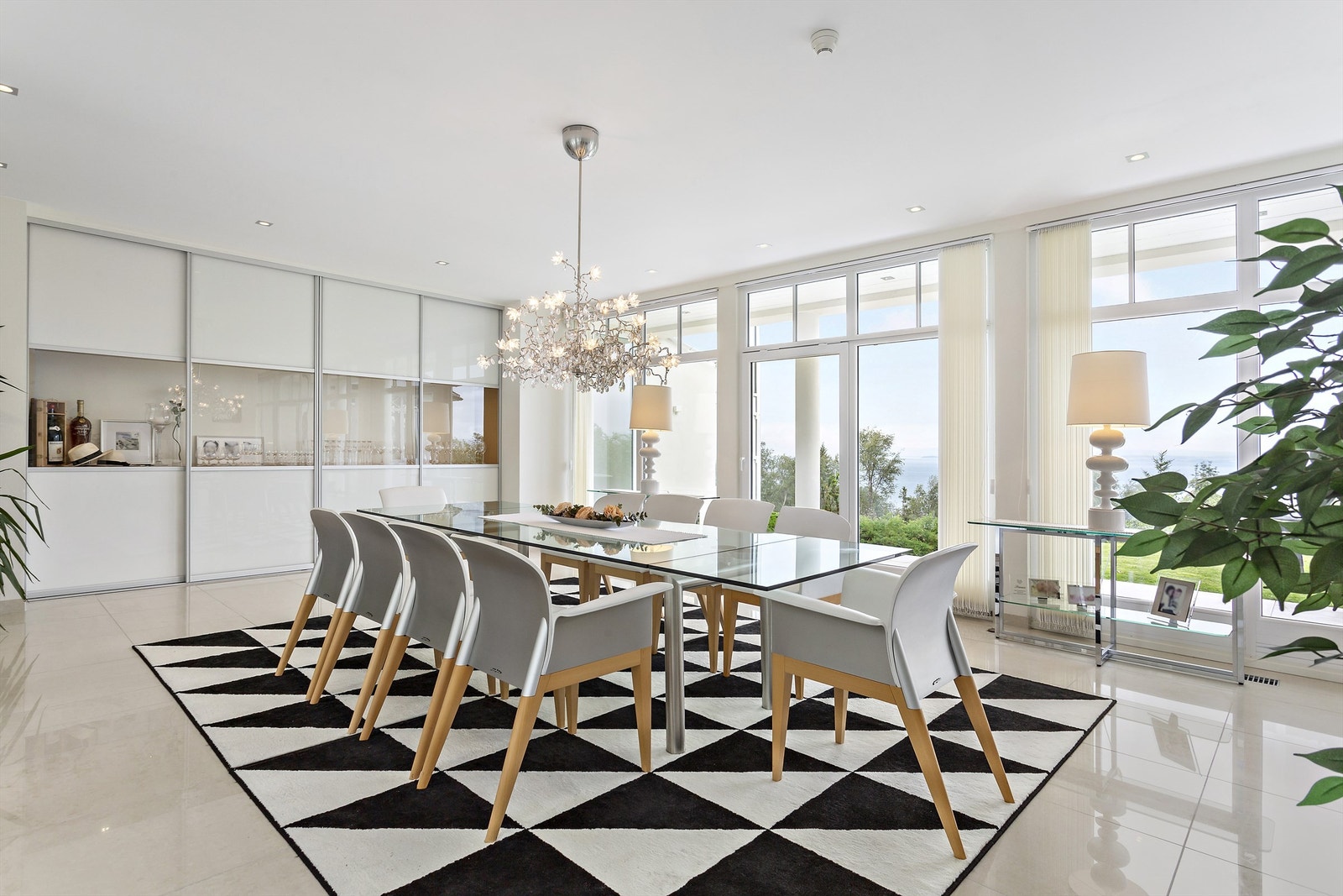 Fra spisestuen er det direkte adkomst til terrasse og hage foran huset. Galleribilde