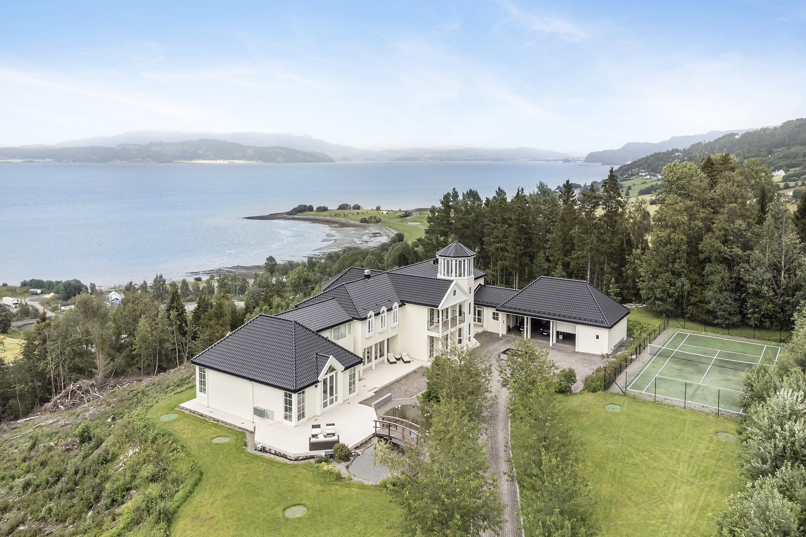 Eiendommen på drøye 4,1 mål ligger høyt i terrenget. Solforholdene er perfekte og utsikten er helt nydelig. Galleribilde