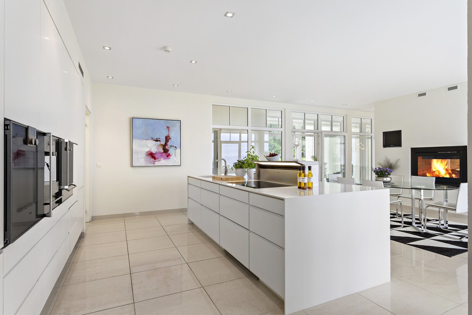 Kjøkkenet fremstår som skreddersydd, utstyrt med påkostede hvitevarer fra Gaggenau. Galleribilde