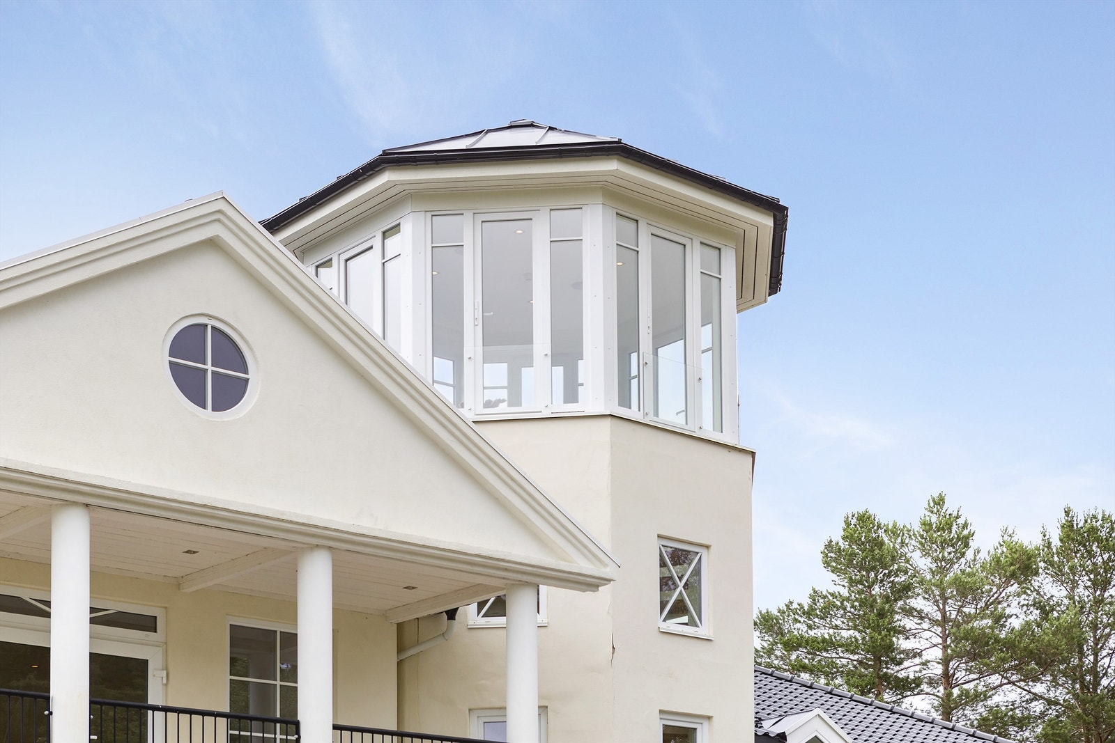 Bygget er tegnet av arkitekt Håvard Eide og ferdigstilt i 2010. Det flotte tårnet rommer blant annet et hjemmekontor. Galleribilde