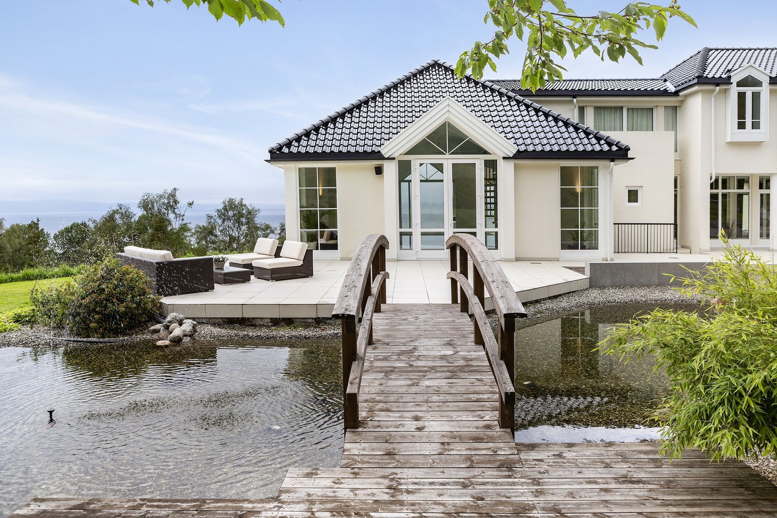 Fra gårdsplassen er det en bro over til terrassen. Galleribilde