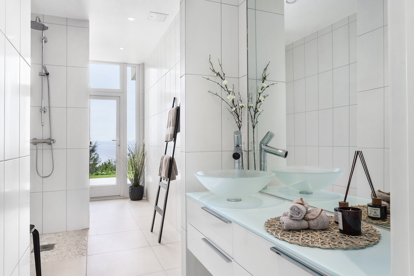 Garderobene er delikate med inngang til badstue og utgang til terrasse. Galleribilde