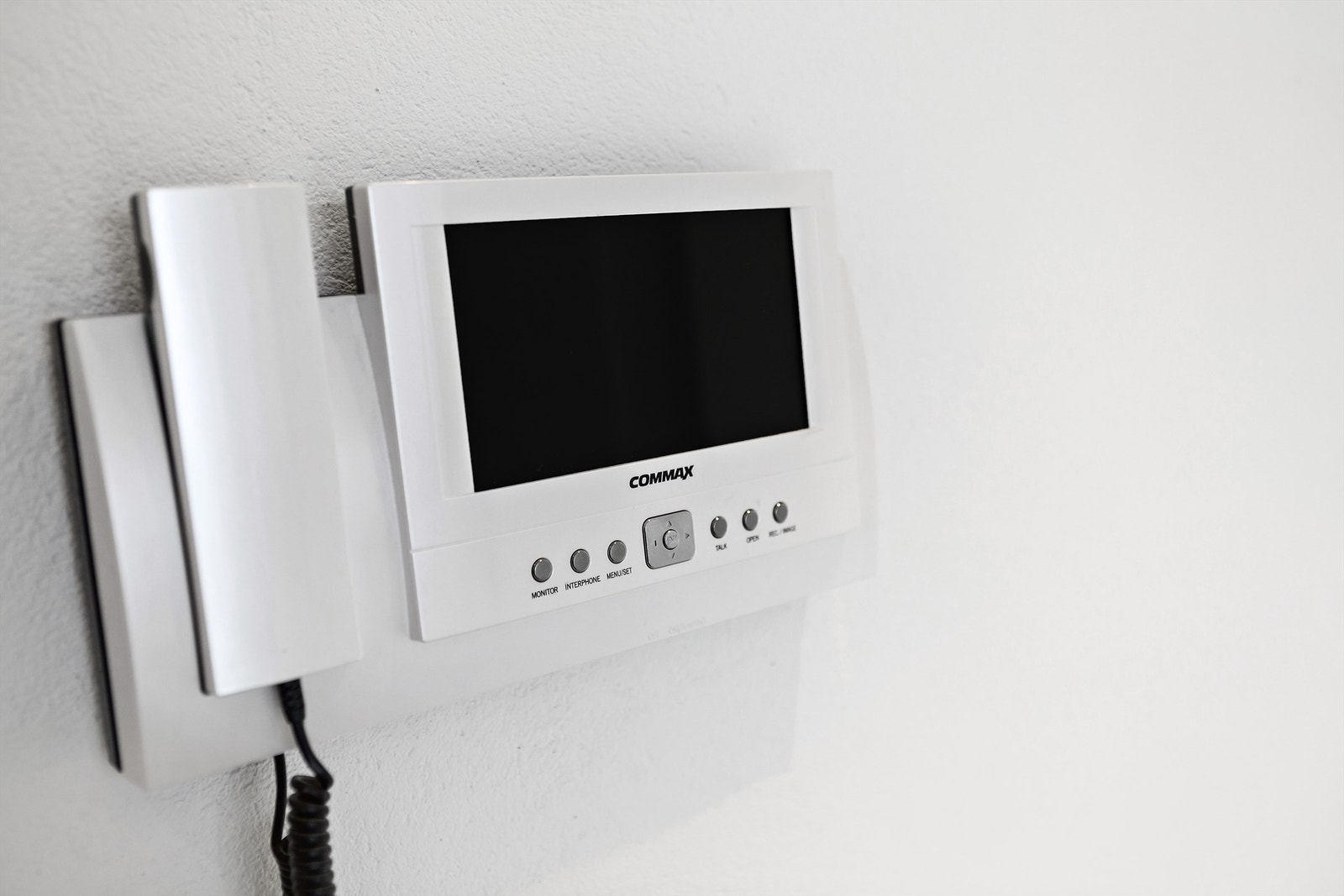 Porttelefon som bl.a. betjener smijernsporten inn mot eiendommen. Galleribilde