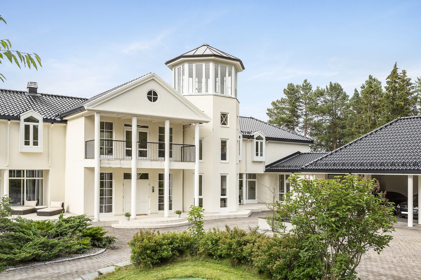 Den majestetiske villaen er oppført i mur og holder en meget høy standard med flere luksuselementer. Galleribilde