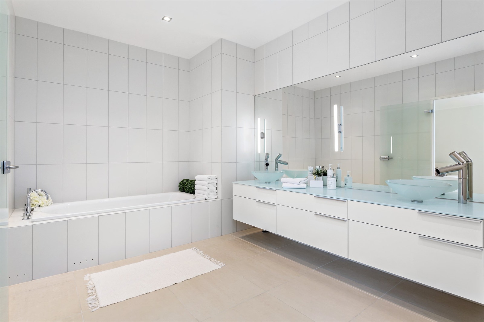 Badet i gjestefløyen har både badekar, dobbel innredning og regnfallsdusj. Galleribilde