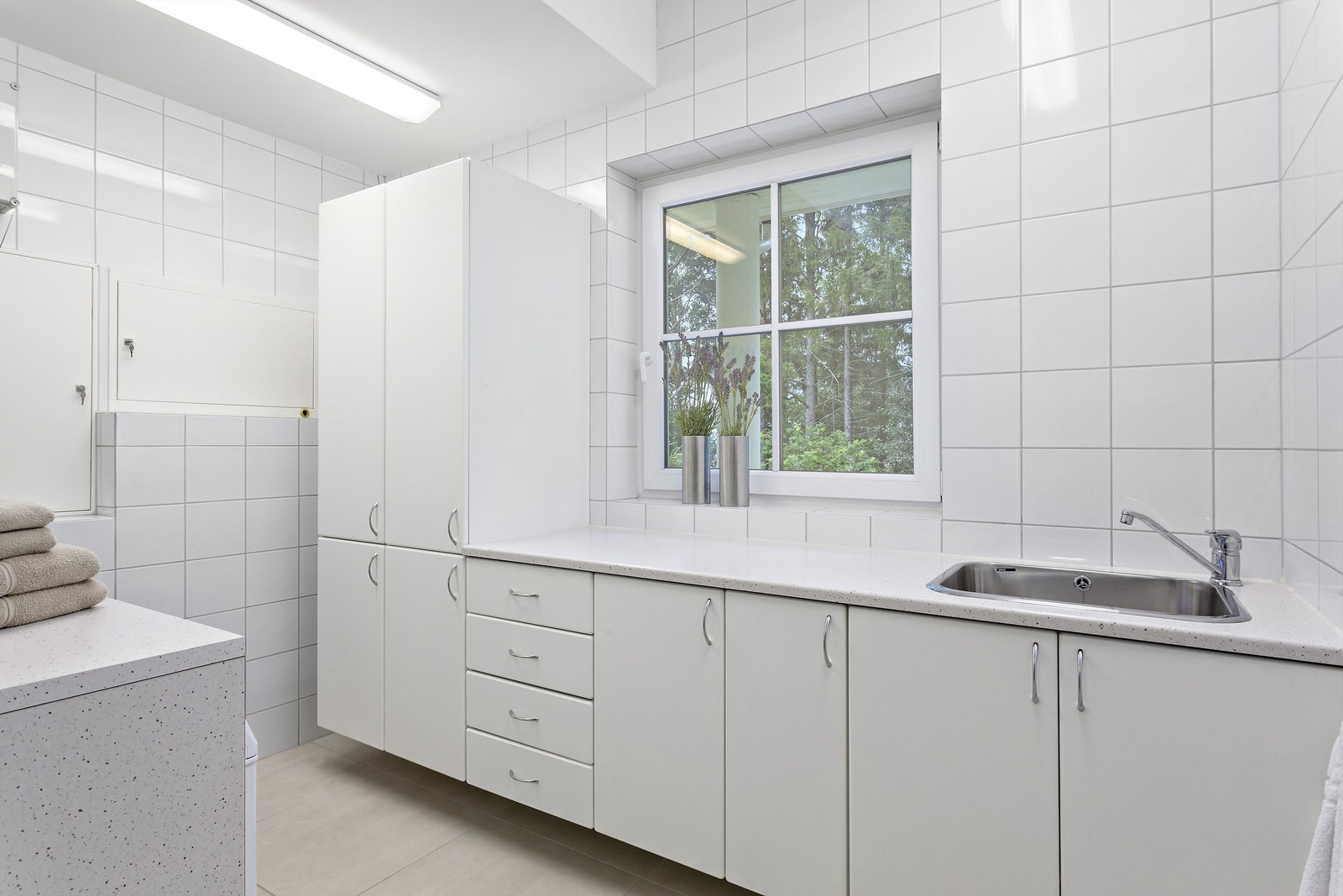 Vaskerommet har adkomst via bi-inngang og fra gangen utenfor kjøkkenet. Galleribilde