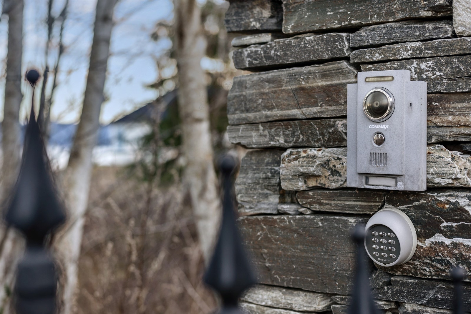 Callingsystem med kamera fjernstyres fra huset, og åpner porten inn mot alléen. Galleribilde