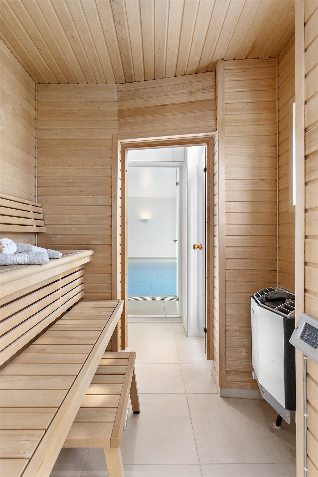 Tilknyttet bassenget ligger to garderober med dusj og hver sin inngang til badstue. Galleribilde