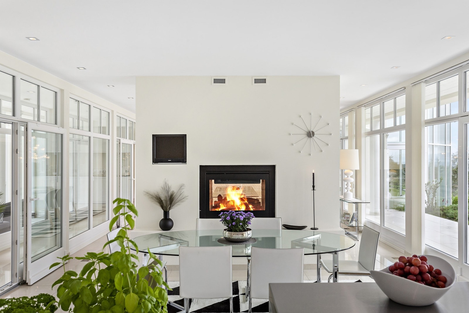 Her er det enkelt å invitere gjester til en bedre middag i spisestuen og dekke til frokost på kjøkkenet. Galleribilde