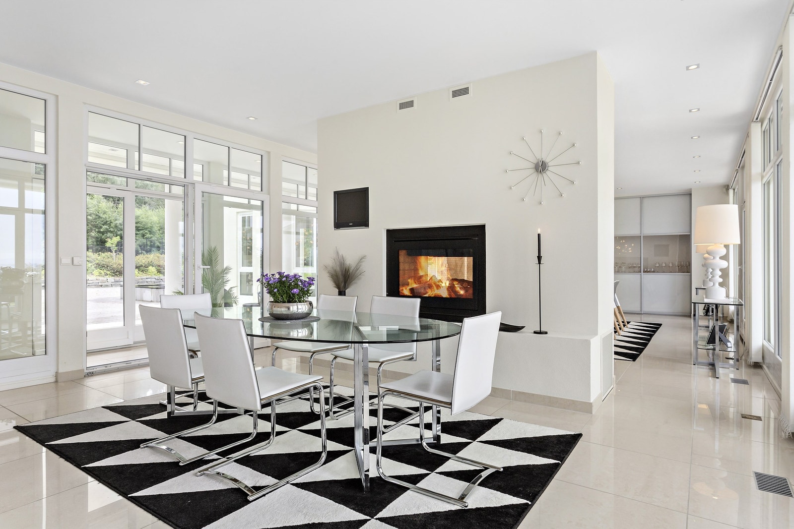 Peisen er gjennomgående og gir en lun og god stemning både fra kjøkkenet og spisestuen. Galleribilde