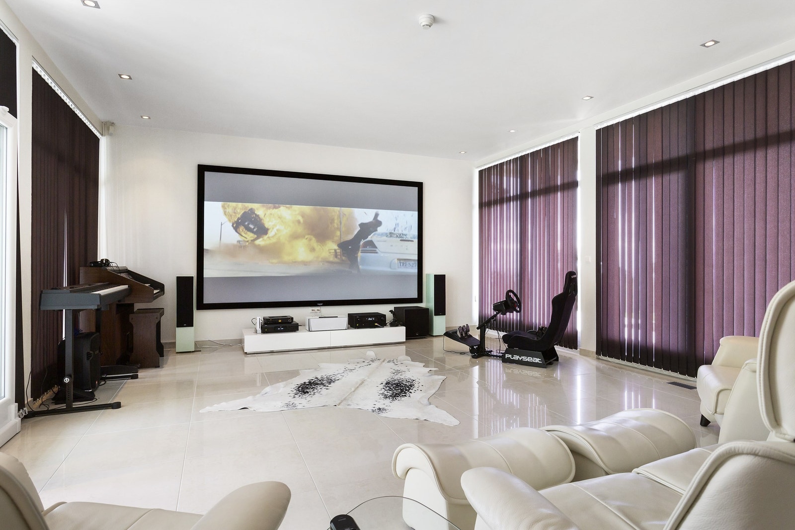 I første etasje ligger en tv-stue/hjemmekino med plass for stort lerret. Galleribilde