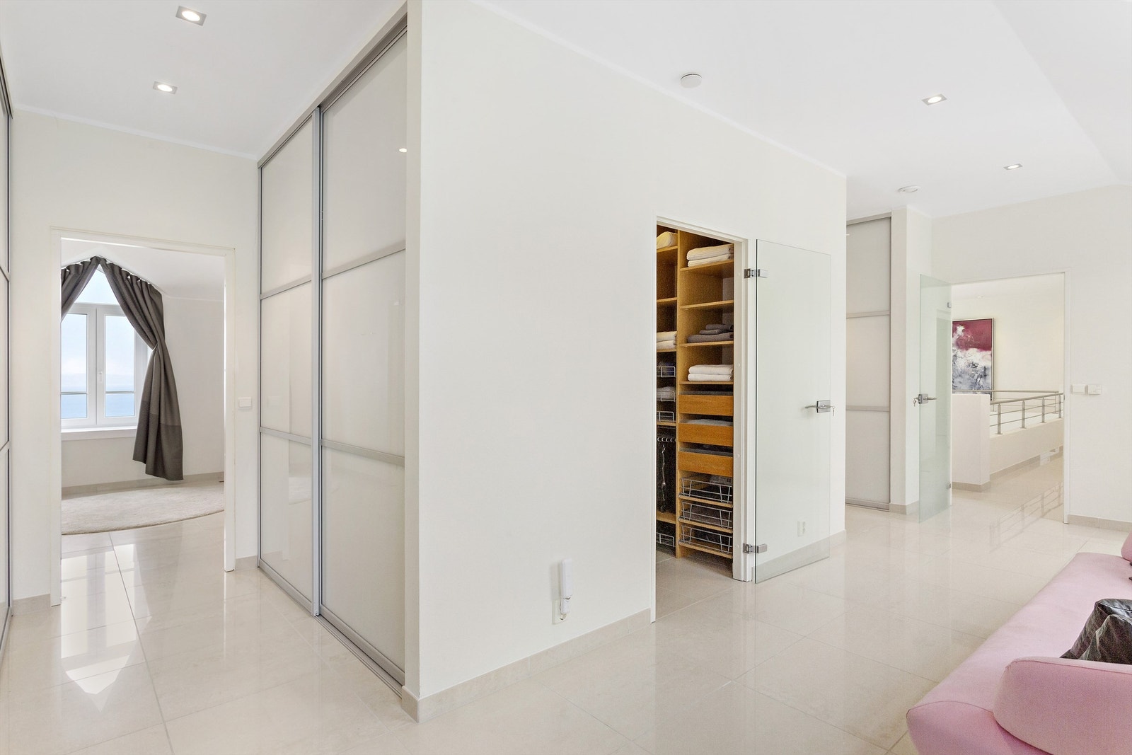 Villaen har en rekke plassbygde garderobeløsninger og garderoberom som gjør det enkelt å holde orden. Galleribilde