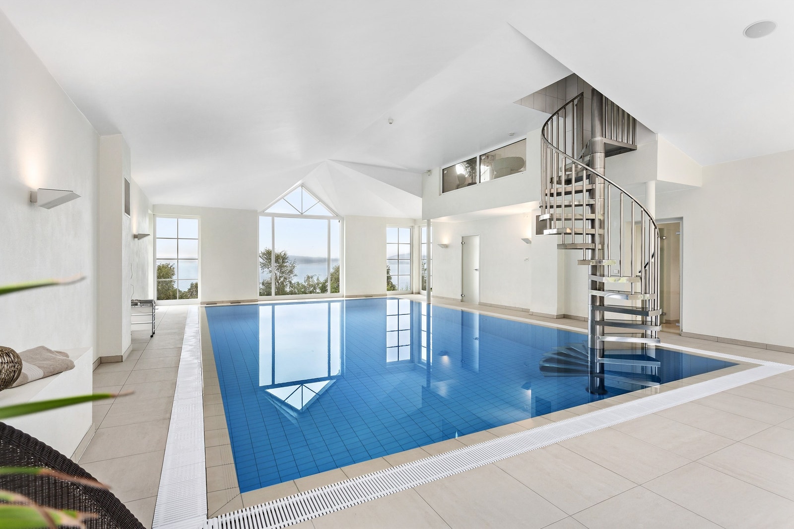 Prikken over i-en er et deilig bassengrom med stort svømmebasseng og nydelig utsikt. Galleribilde