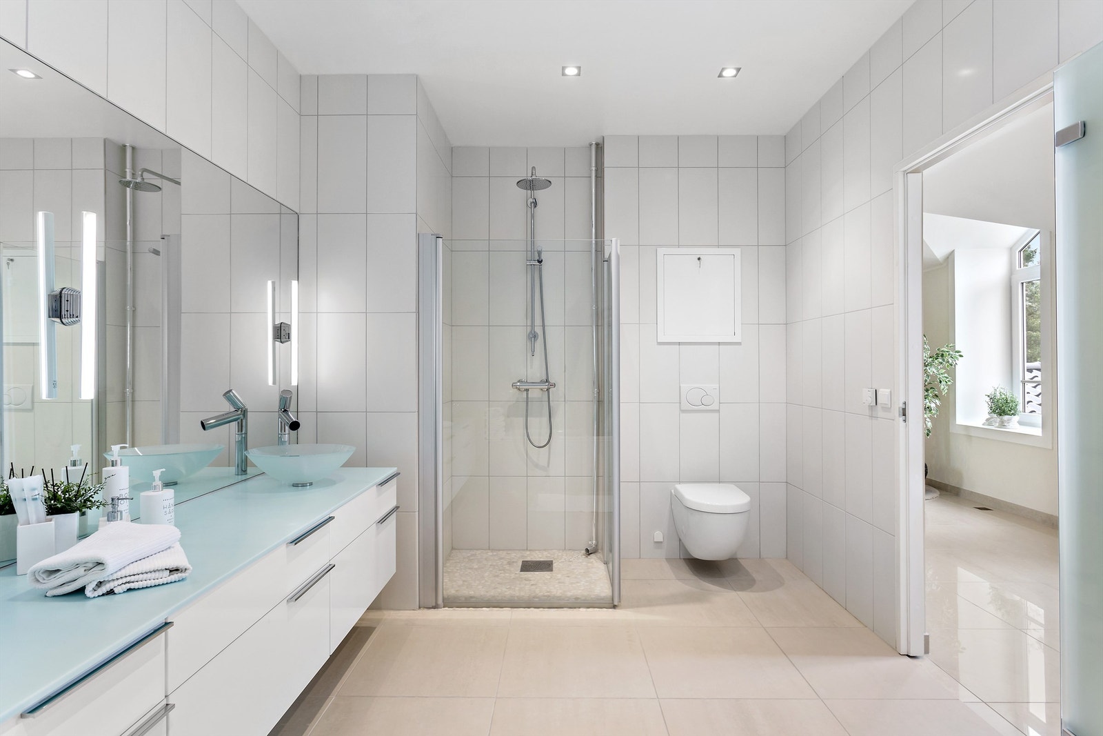 Badet i gjestefløyen har både badekar, dobbel innredning og regnfallsdusj. Galleribilde