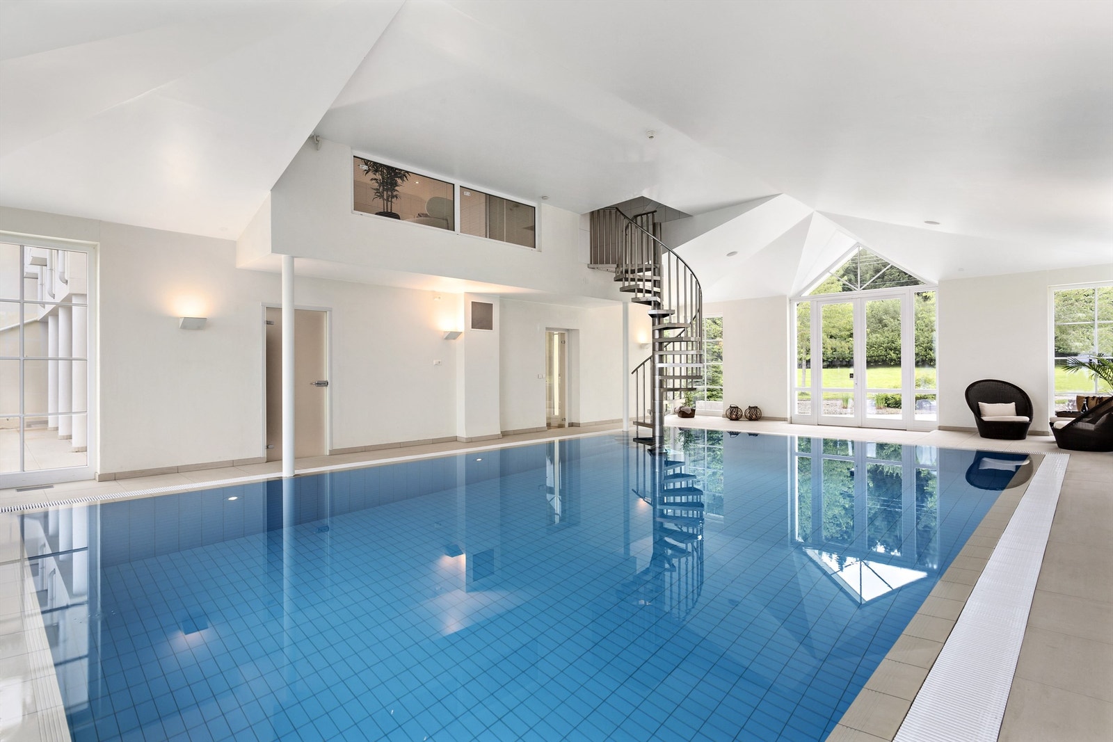 Lys, luft og utsikt preger boligen, og ingen detaljer er overlatt til tilfeldighetene. Galleribilde