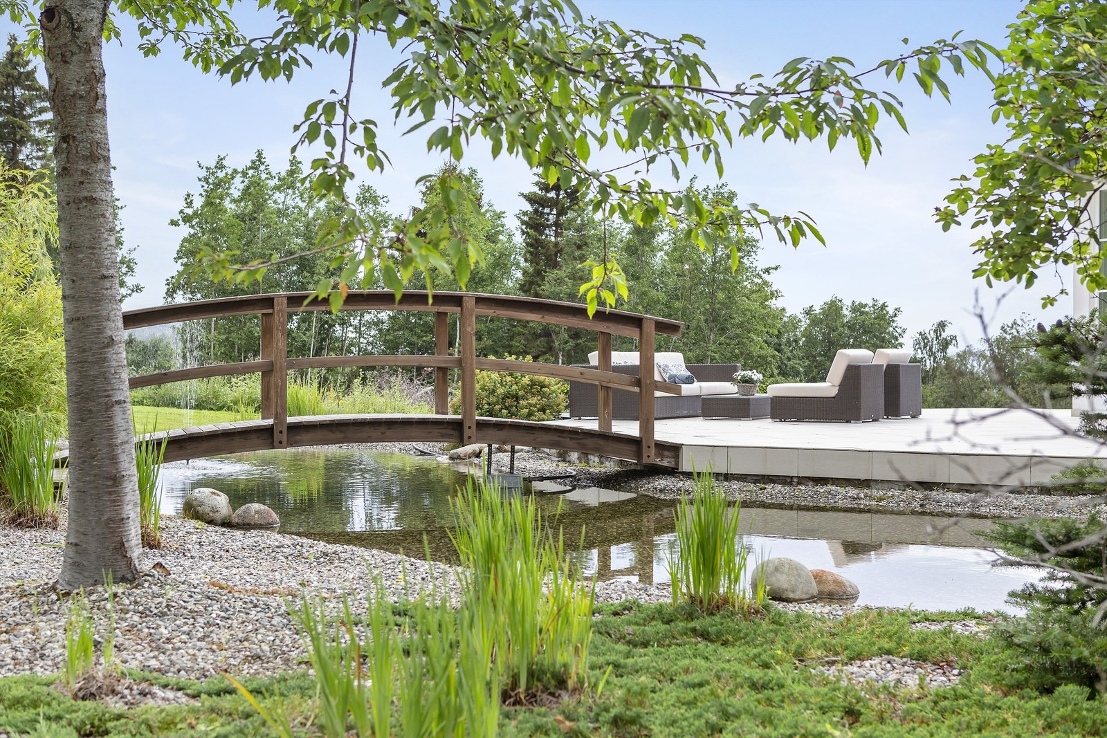 Egen karpedam med bro som tar deg fra gårdsplassen og over på terrassen. Galleribilde