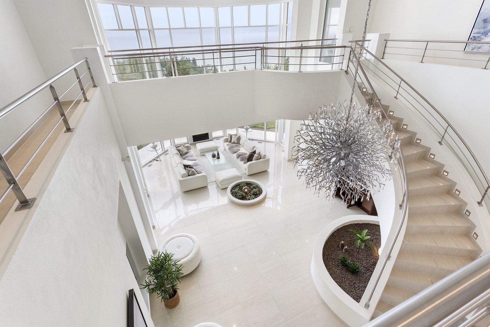 En lekker, flislagt trapp slynger seg opp til andre etasje med mastersuite, gjestefløy og loftstue. Galleribilde