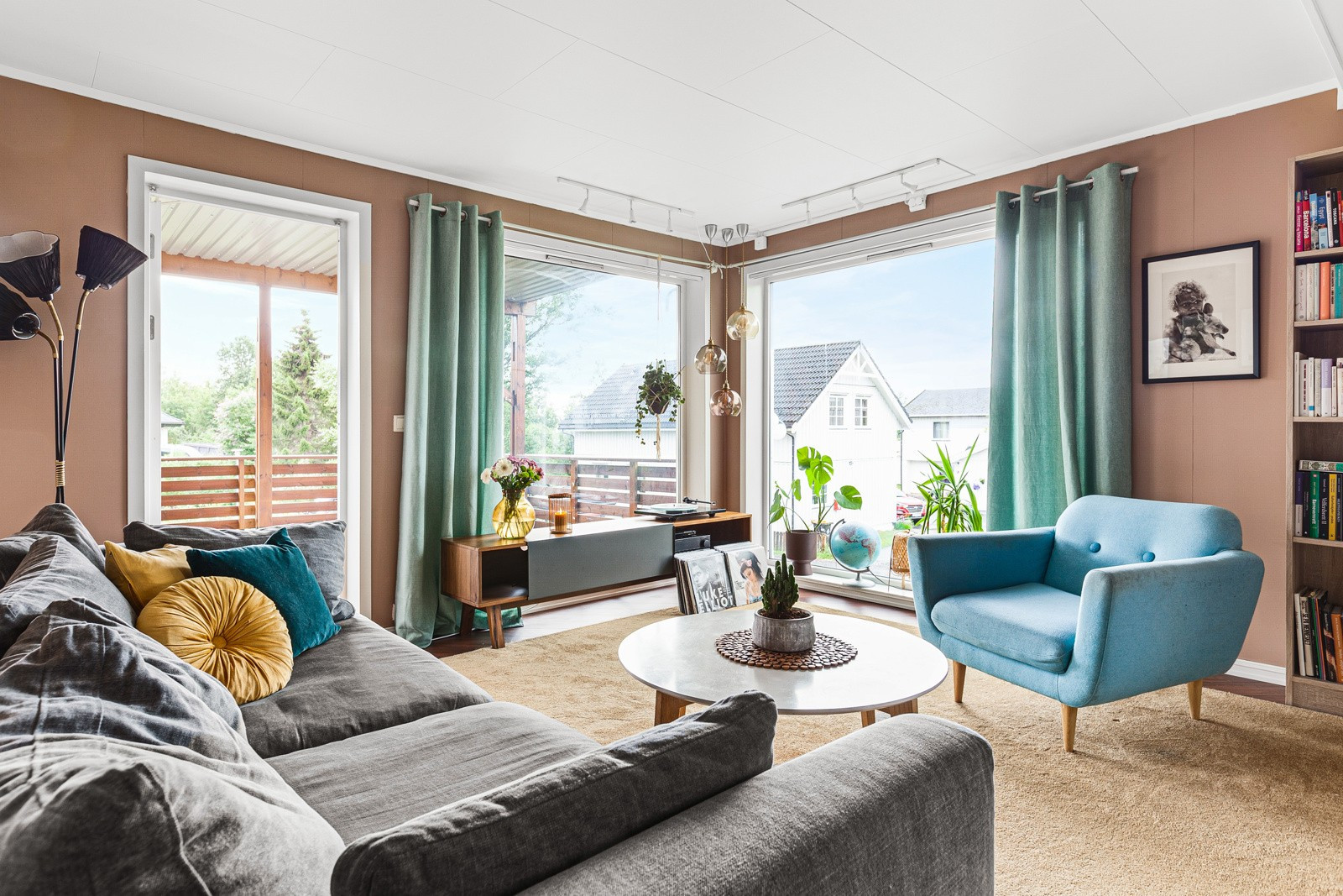 Store vindusflater slipper inn rikelige mengder med naturlig lys i rommet.