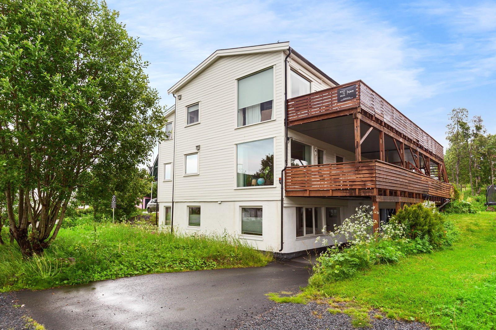 Fra boligen er det gangavstand to dagligvarebutikker, barnehage, skole og bussforbindelser med hyppige avganger til sentrum, Langnes Handelspark og fastlandet.