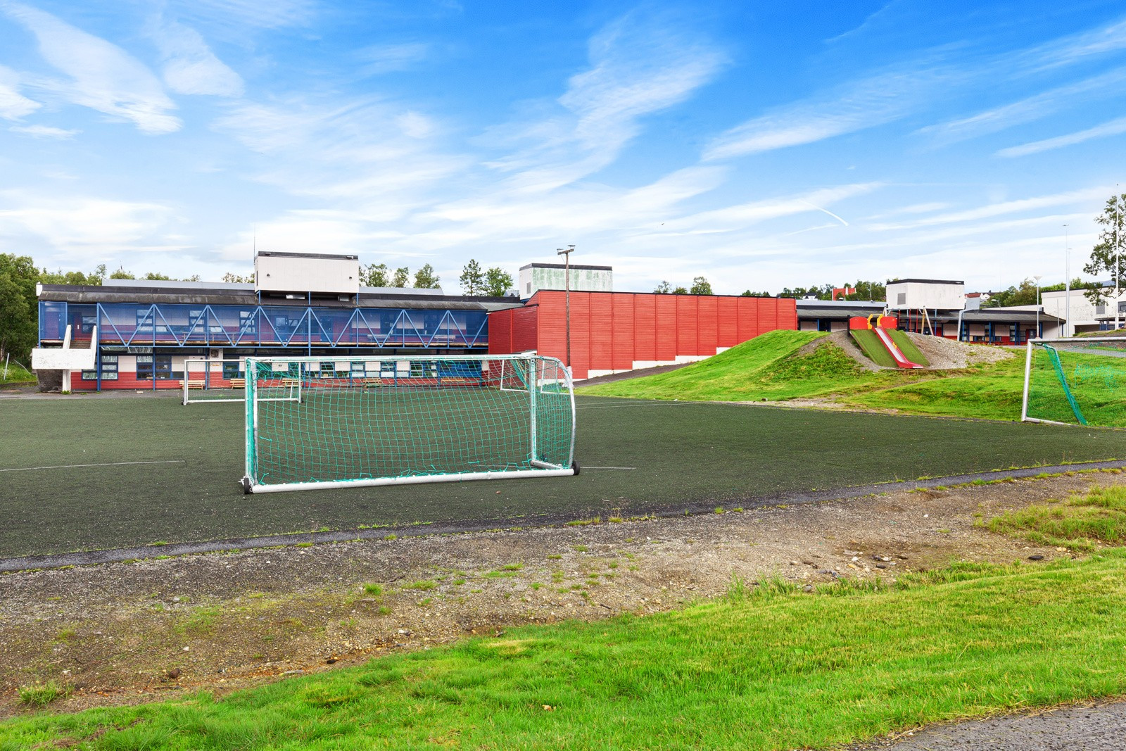 Lekeplass, fotballbane i nærheten