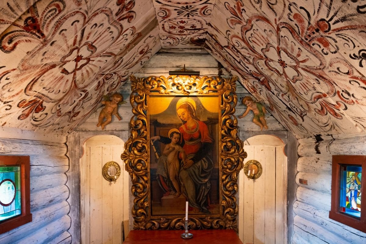 Altertavlen og dekorert himling Galleribilde