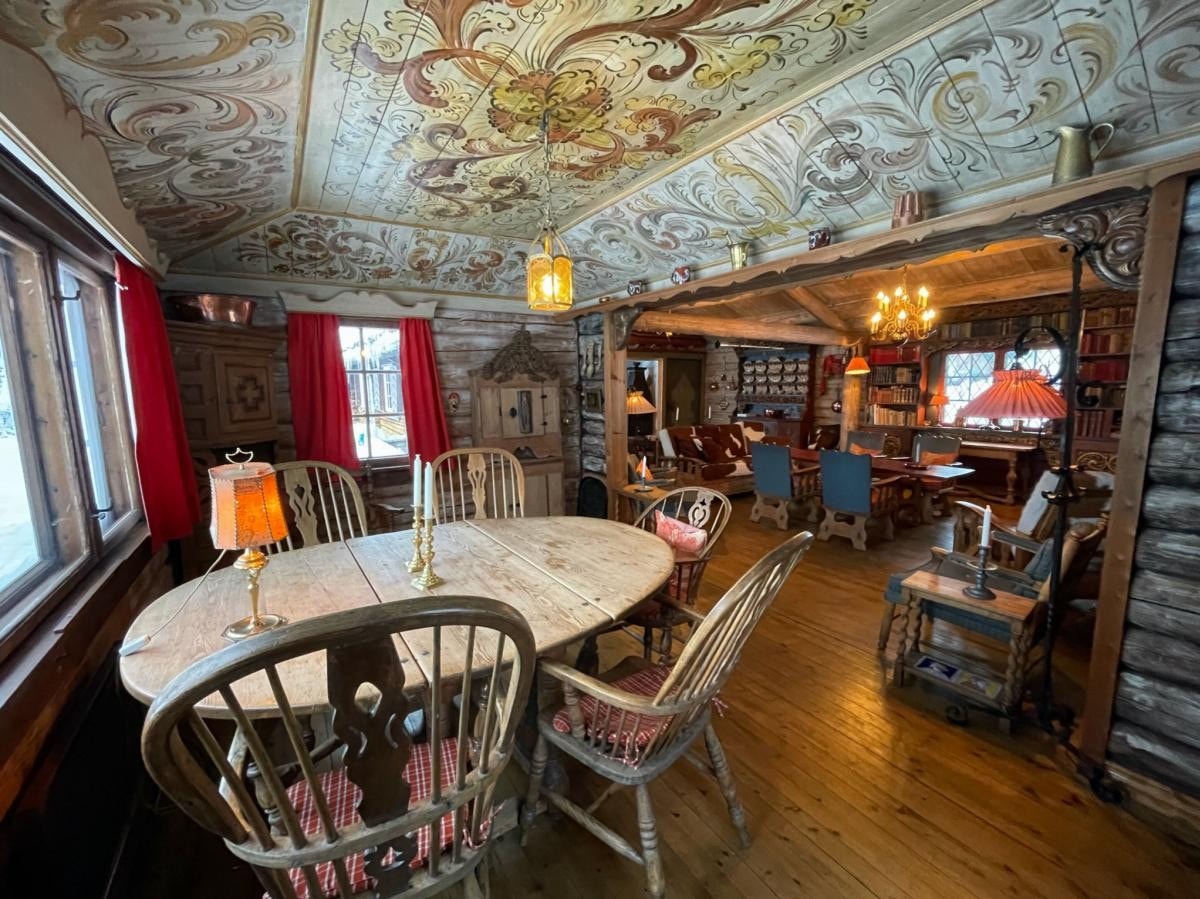 Karnappet med dekorert kistetak og deler av storstua Galleribilde