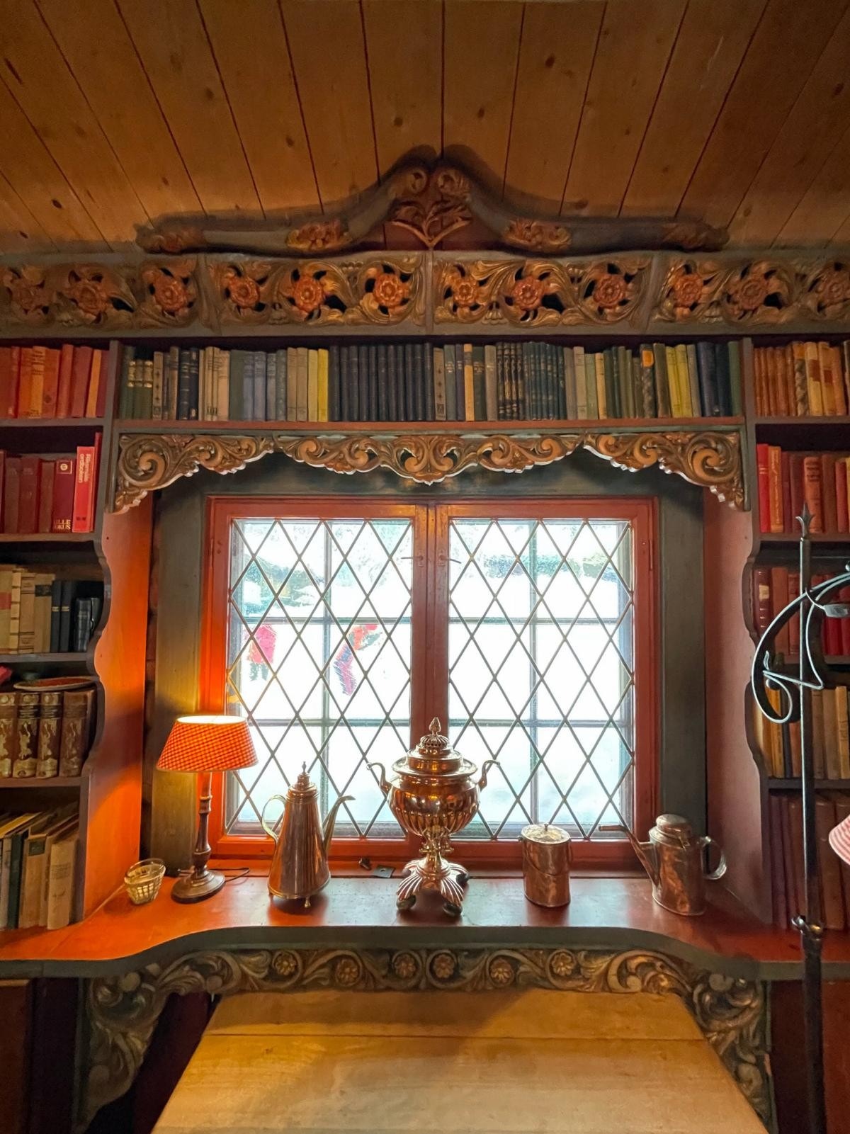 Plassbygget bokhylle rundt blyglassvindu Galleribilde