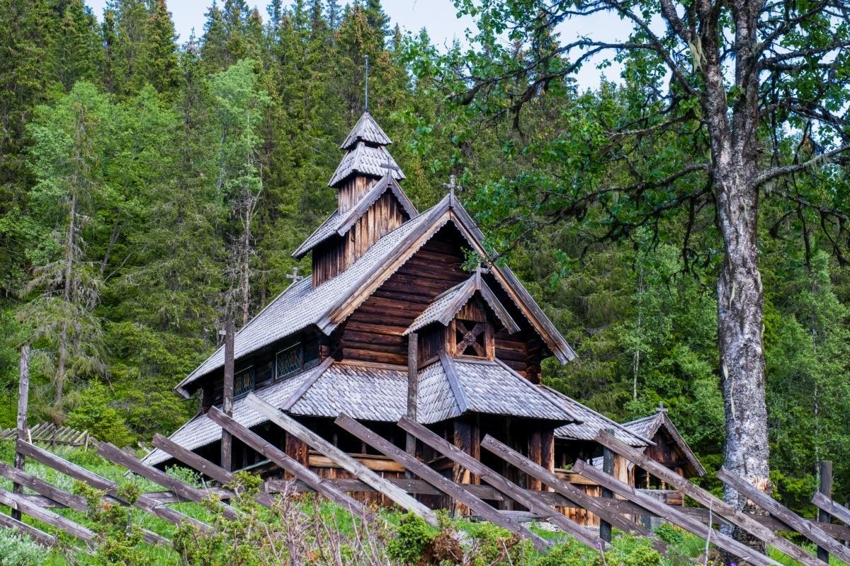 Skigard i forkant av kapellet Galleribilde