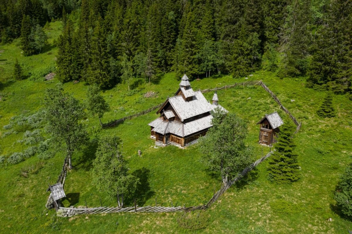 Kapellet er bygget som en kopi av Eidsborg stavkirke Galleribilde