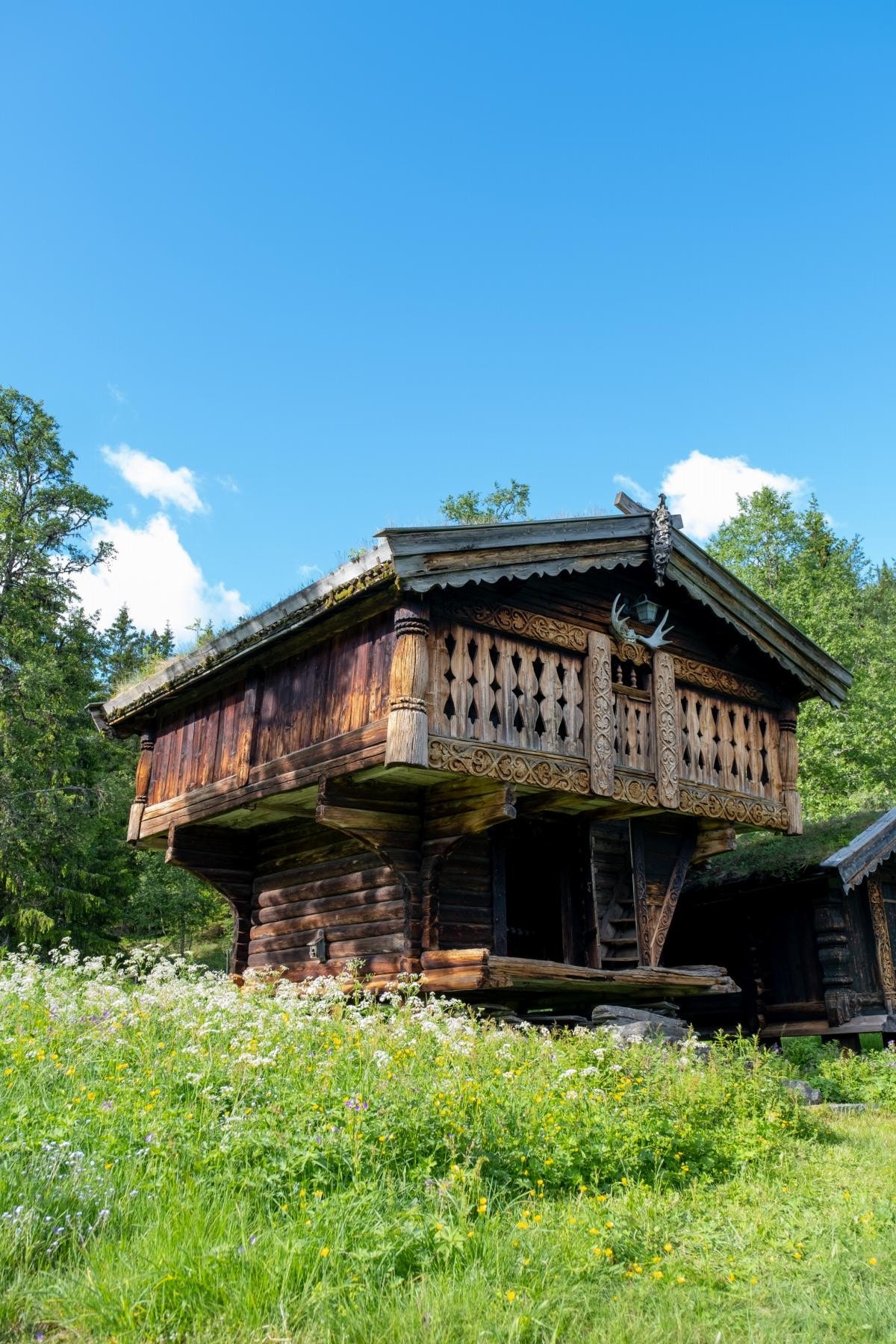 Gammelt loft med flotte utskjæringer Galleribilde