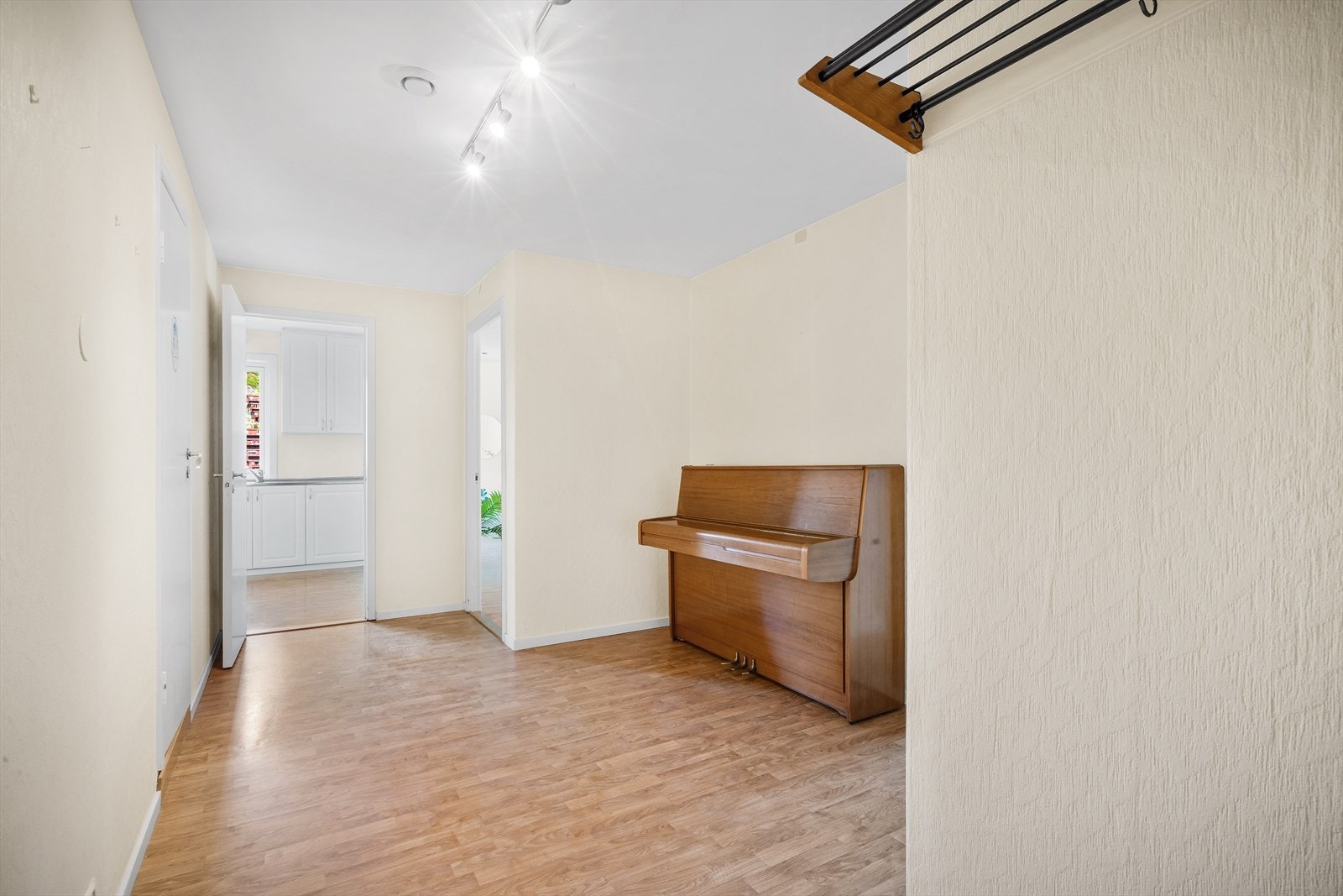 Stor entre med god plass til garderobe Galleribilde