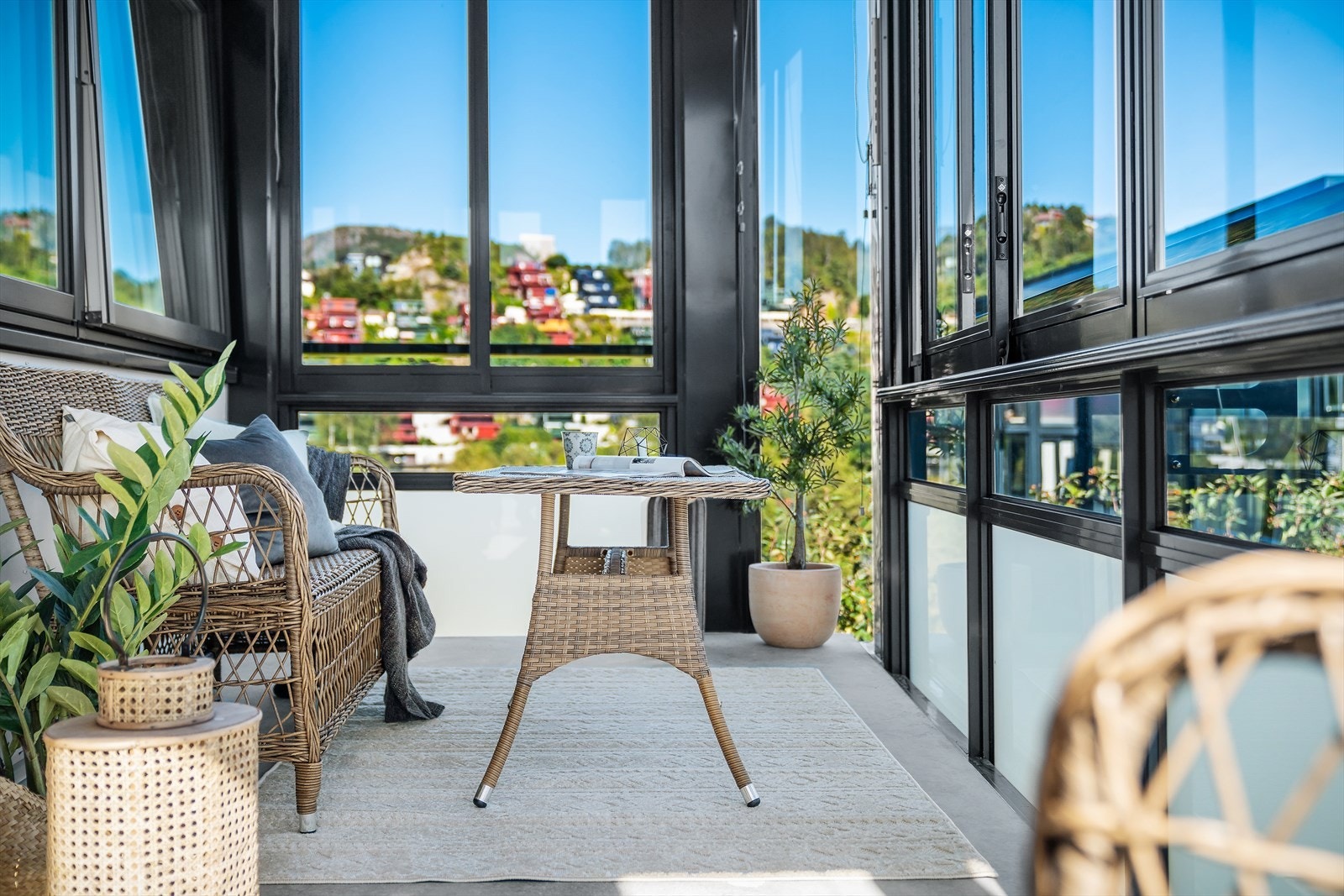 Utsikt og lys på altan Galleribilde