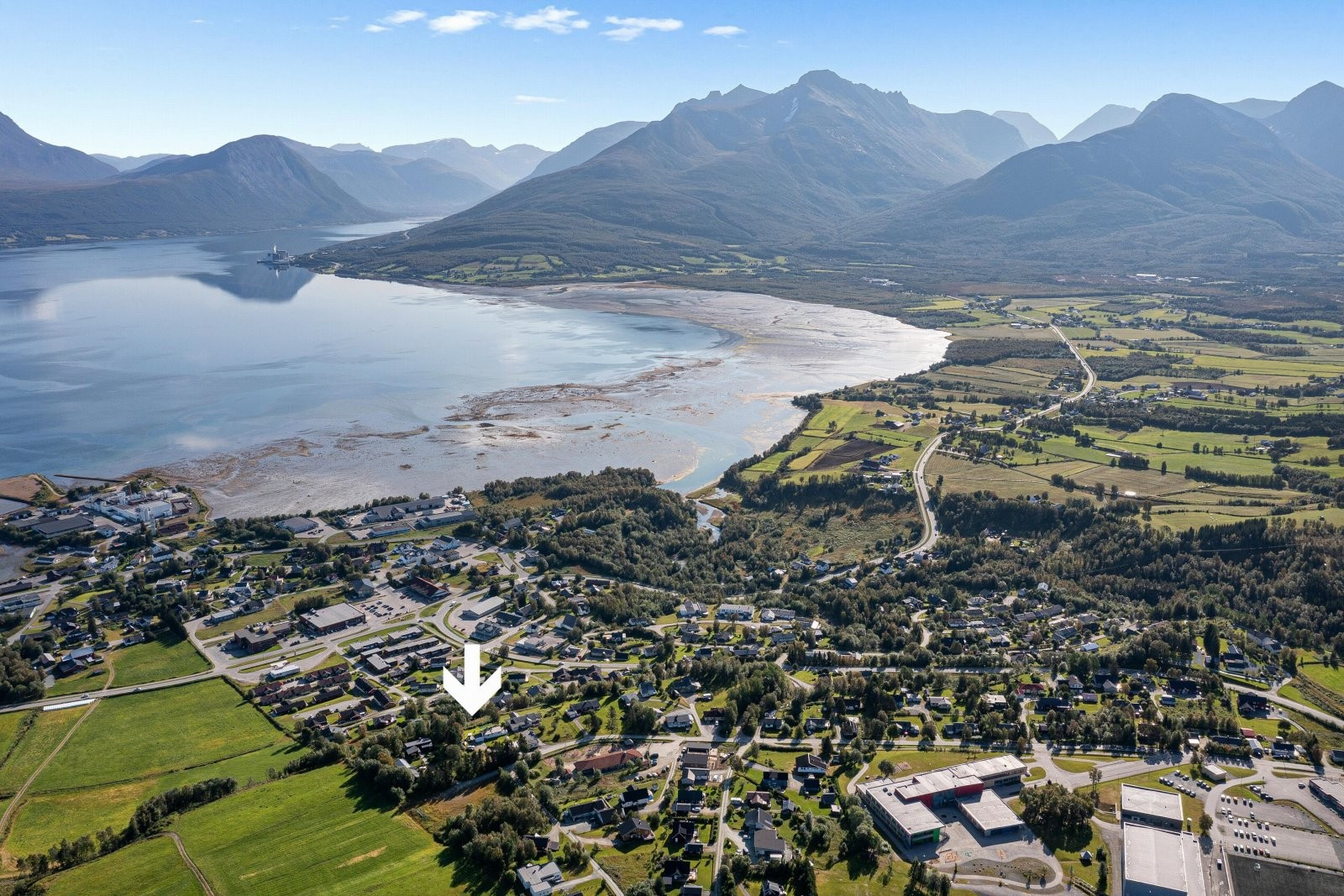 Boligen ligger i boligfeltet Moan på Storsteinnes. Gangavstand til barnehage, skole, idrettshall, svømmebasseng, fotballbane, lysløype, butikker, cafe, mv.